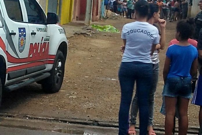 População olha a cena do crime