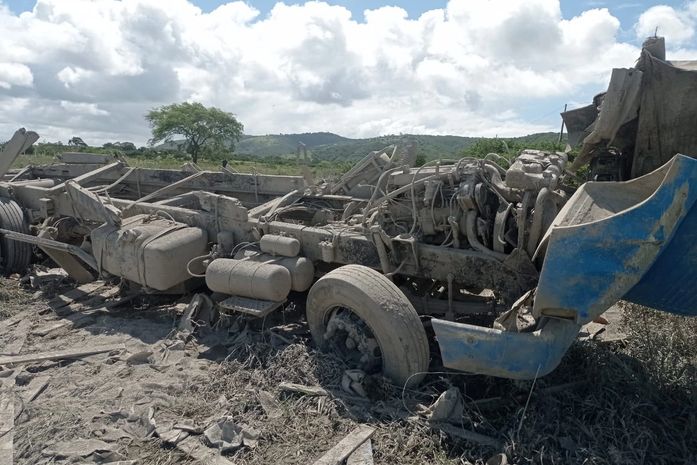 Motorista perde o controle de veículo e caminhão tomba na AL-115