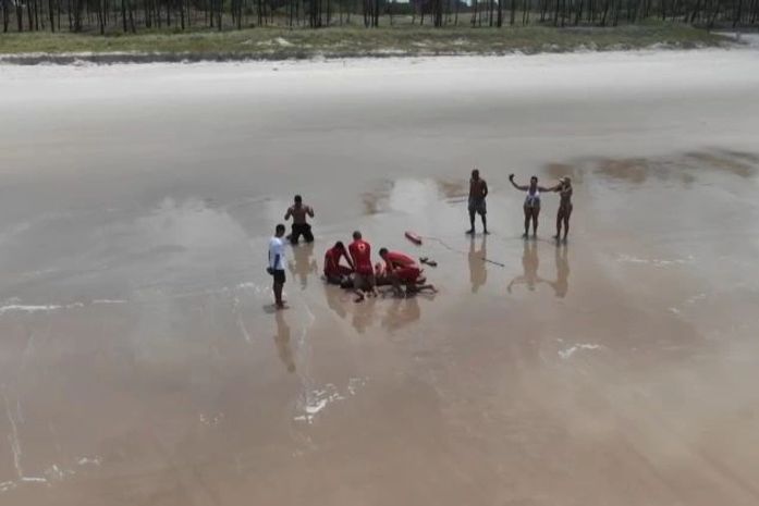 Banhista de 37 anos morre afogado na Praia do Francês; Veja imagens do resgate