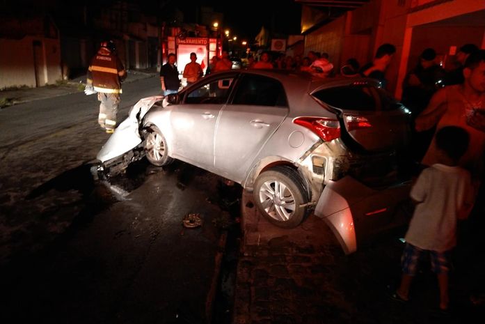 Motorista de carro perde o controle e atinge poste de rede elétrica em Maceió