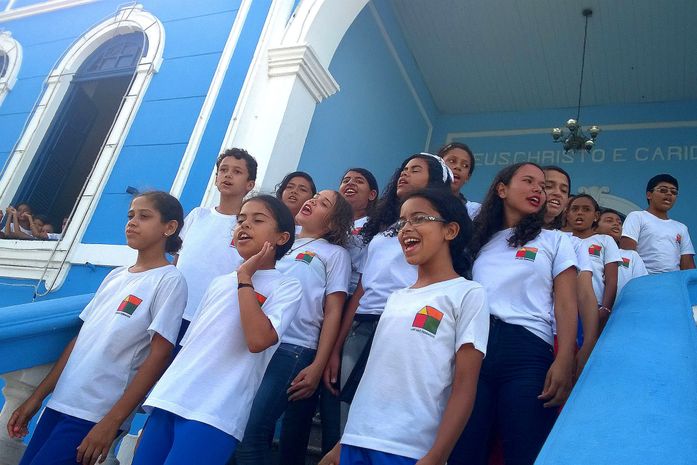 Crianças do Lar São Domingos abrem seminário de saúde e espiritualidade
