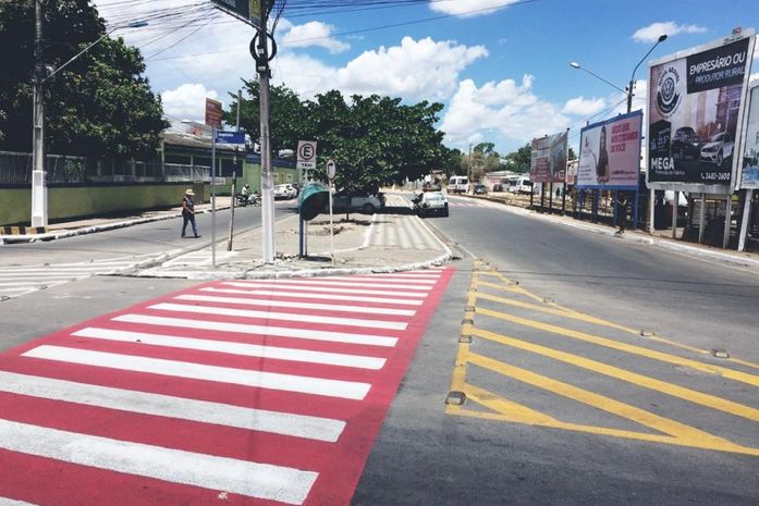 Prefeitura de Arapiraca melhora estradas na zona rural e sinaliza ruas na área urbana