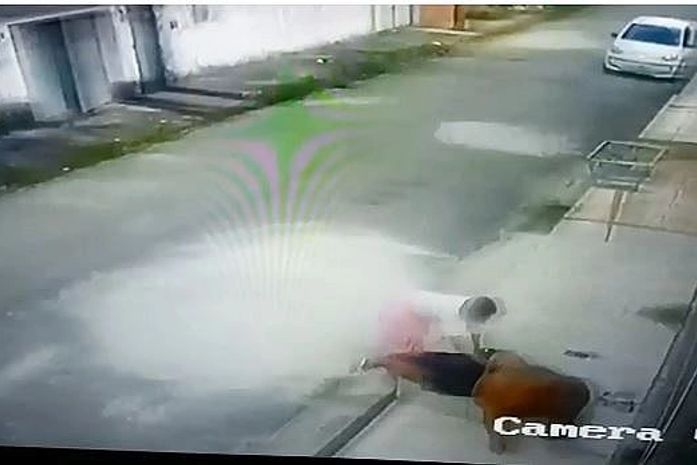 Mulher foi presa após esfaquear o irmão no bairro do Benedito Bentes