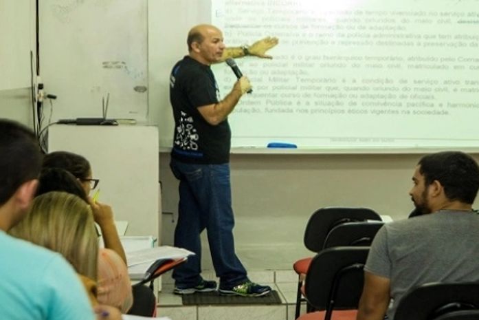 Ler bem os editais e se concentrar em disciplinas chaves são alguns dos segredos para a aprovação.