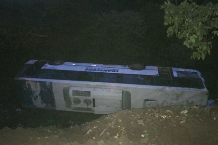 Ônibus com estudantes e professores capota e cai em ribanceira em Penedo