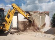 Sete imóveis com risco de desabamento são demolidos no Farol 