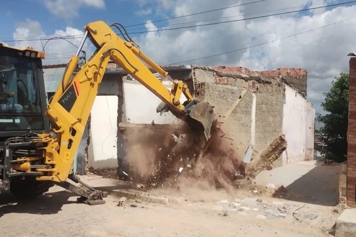 Sete imóveis com risco de desabamento são demolidos no Farol