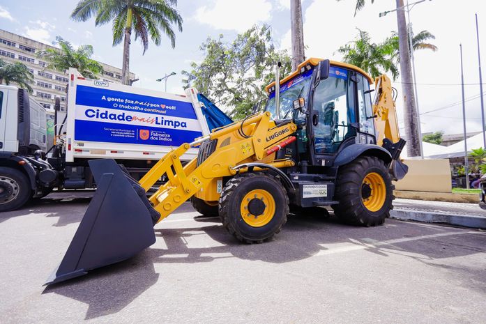 Prefeita Tia Júlia entrega equipamentos a secretarias municipais com apoio de autoridades estaduais e federais