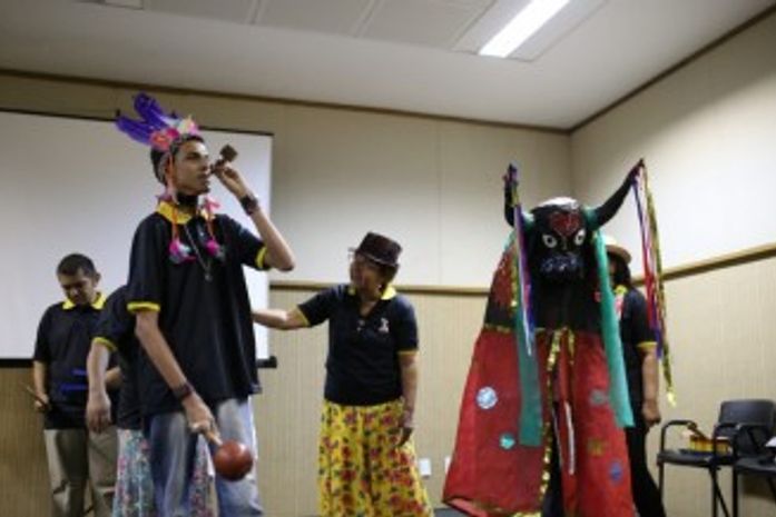 Alunos da Escola de Cegos encenam A lenda do Boi-Bumbá na Bienal