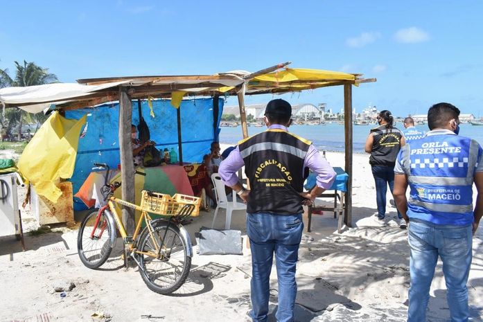 Fiscais em abordagem na Praia da Avenida.