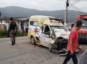 Colisão entre ambulância e ônibus escolar deixa duas vítimas na BR-104