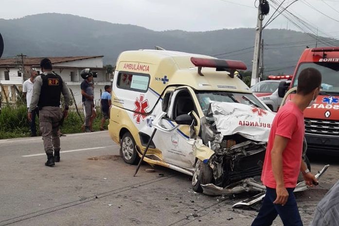 Colisão entre ambulância e ônibus escolar deixa duas vítimas na BR-104