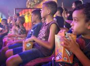 Crianças da comunidade Flexal assistem a espetáculo circense