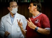 Camarão não mastigado causou problema em Bolsonaro, diz médico