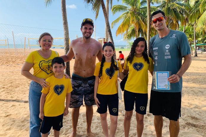 Dupla de vôlei de praia, André Stein e George Wanderley, recebem carinho das crianças da LBV rumo as Olimpíadas de Paris