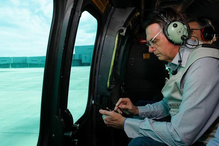 Jair Bolsonaro durante sobrevoo da região atingida pelo rompimento da barragem Mina Córrego do Feijão, em Brumadinho/MG.