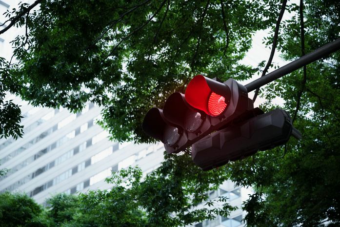 Ministério dos Transportes contesta portaria que autoriza avanço no sinal vermelho em Maceió