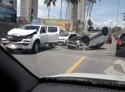 Carro capotou na orla da Cruz das Almas