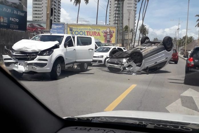 Carro capotou na orla da Cruz das Almas