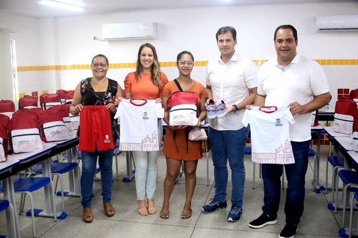 Prefeitura de Marechal Deodoro inicia entrega do fardamento escolar 2023 para alunos da rede municipal