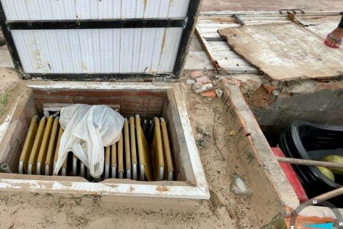 Prefeitura coíbe "caixas" construídas em faixa de areia para armazenar cadeiras de praia na orla de Maceió