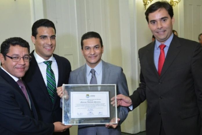 Presidente do PRB recebe comenda