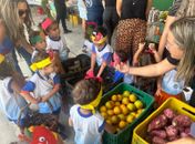 Alunos de creche municipal visitam Feira Agroecológica da Educação e provam produtos naturais

