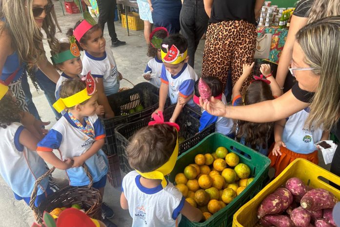Alunos de creche municipal visitam Feira Agroecológica da Educação e provam produtos naturais