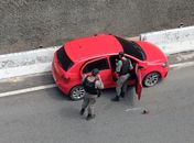 Homem é executado a tiros dentro de carro de passeio, no viaduto da PRF, em Maceió
