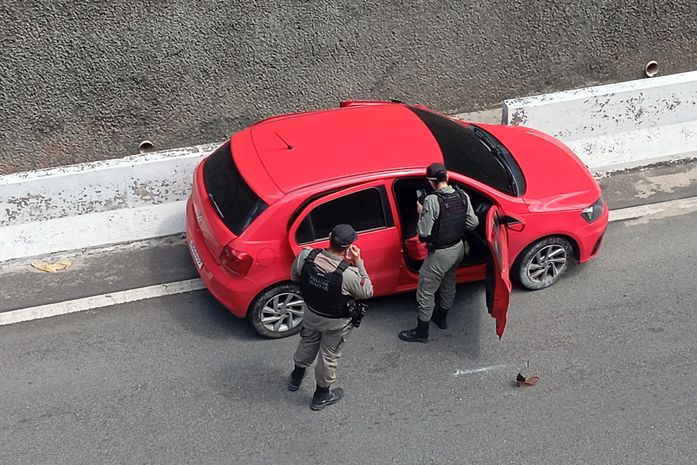 Homem é executado a tiros dentro de carro de passeio, no viaduto da PRF, em Maceió