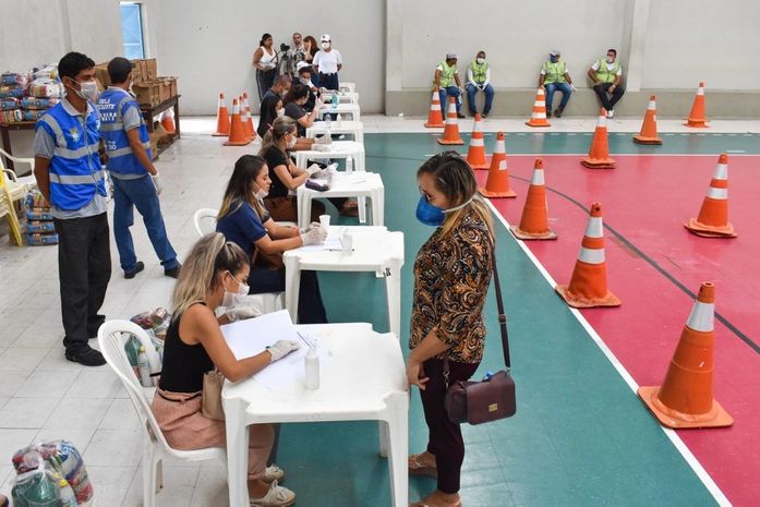 Entrega de cestas para os ambulantes.