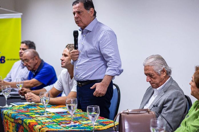 Saco de pancada, PSDB tenta sair da UTI