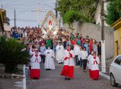 Centenas de fiéis participam da procissão da padroeira de Limoeiro de Anadia