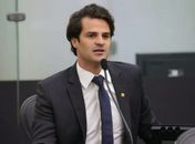 Bêbado ao volante, deputado cria versão fantasiosa para escapar de punição