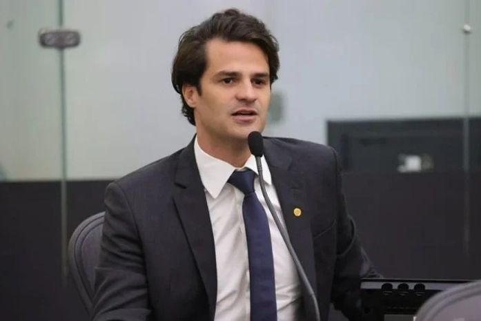 Bêbado ao volante, deputado cria versão fantasiosa para escapar de punição
