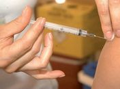 Influenza: vacinação na casa de idosos acamados começa segunda
