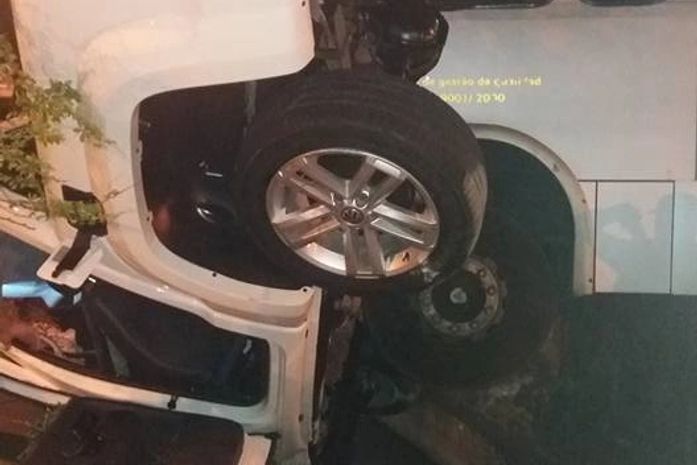 Imprudência causa grave acidente entre ônibus e caminhonete