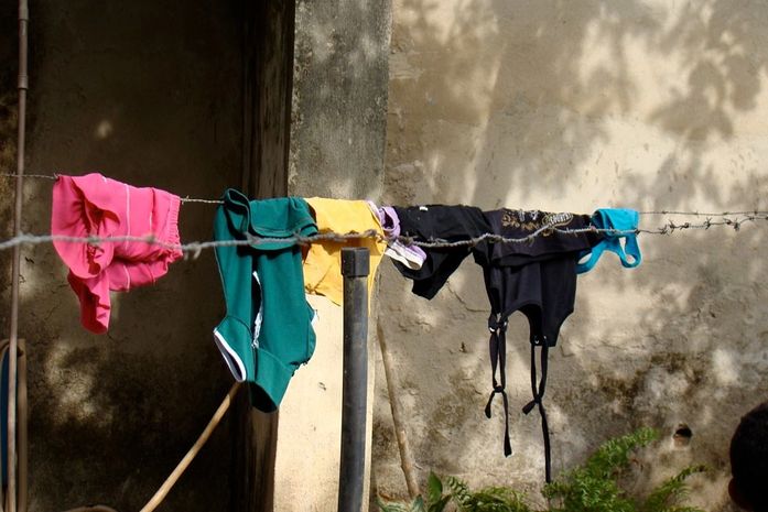 Mãe e filha de dois anos morreram eletrocutadas em "varal de roupas" de arame farpado, aponta perícia