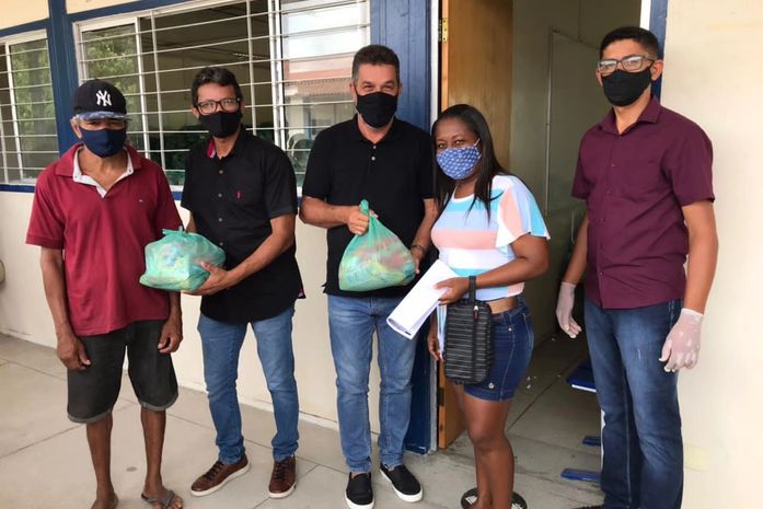 Educação de Branquinha realiza entrega de kits de gêneros alimentícios e atividades pedagógicas para alunos da rede municipal