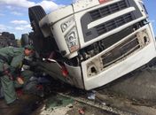 Motorista de caminhão morre em capotamento na BR-101