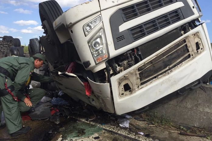 Motorista de caminhão morre em capotamento na BR-101