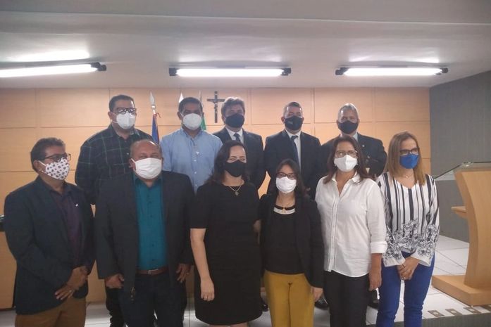 Prefeita Fabiana Pessoa presta juramento em sessão extraordinária da Câmara Municipal na manhã desta sexta-feira (14)