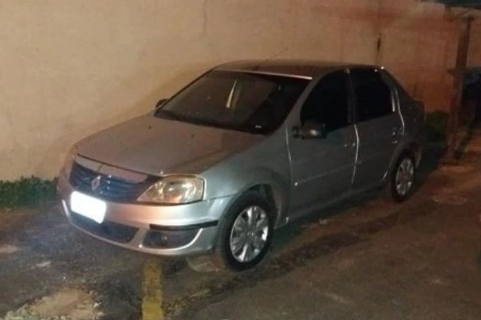 Renault Logan apreendido em Ubá (MG) na madrugada de domingo (18).