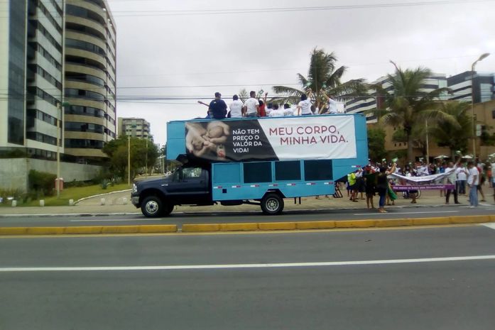 Estupro não é motivo para mulher fazer aborto- disse o homem em cima do trio elétrico.