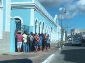 Pessoas se aglomeram em frente a agência da Receita Federal para regularizar CPF em Maceió