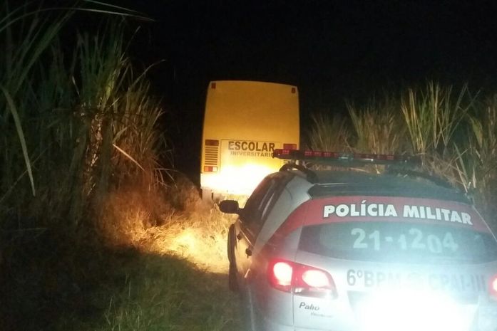 O motorista foi obrigado a seguir até um canavial