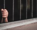 Mulher é presa acusada de manter irmã em cárcere privado e maus-tratos