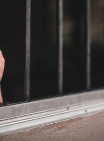 Mulher é presa acusada de manter irmã em cárcere privado e maus-tratos