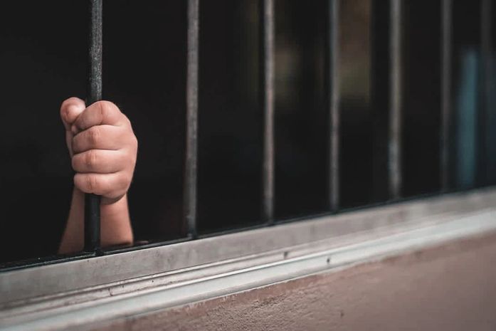 Mulher é presa acusada de manter irmã em cárcere privado e maus-tratos