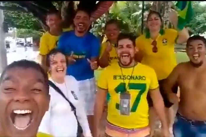 Nós vamos espalhar coranavírus pra todo mundo que ficou dentro de casa”, diz o eleitor do Seu Jair.